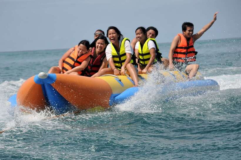 Boracay: Inflatable Banana or Dragon Boat Ride - Choosing the yellow banana or red dragon
