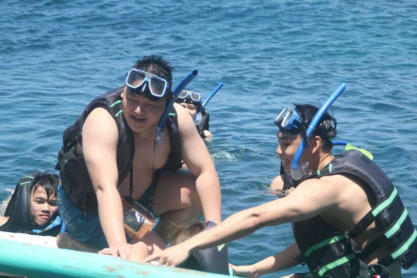 Boracay: Island and Beach-Hopping Boat Tour with Snorkeling - The local buffet is a genuine strength