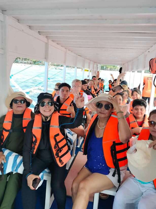 Boracay: Island Hopping with Snorkeling and Crystal Cove - Sailing around Boracay and the nearby islands