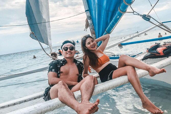 Boracay: Paraw Sailing - Boarding the bamboo double-outrigger boat