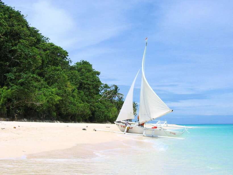 Boracay: Private Traditional Bamboo Boat Sailing Tour - Walking onto the bamboo boat