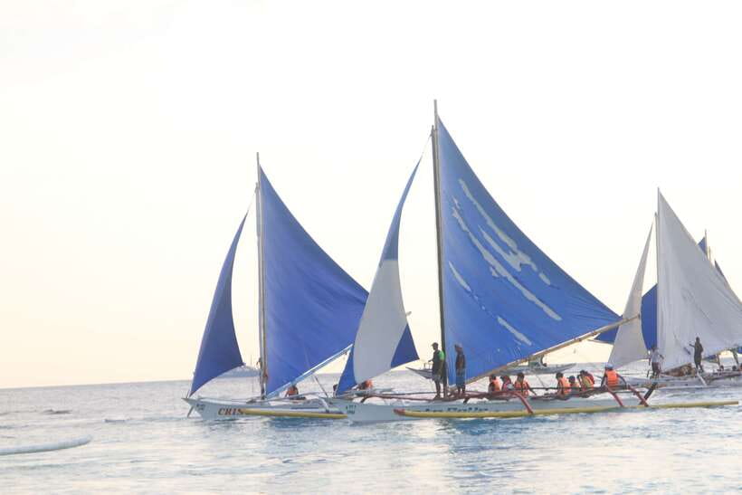 Boracay: Private Traditional Bamboo Boat Sailing Tour - The service record and what to expect from the crew