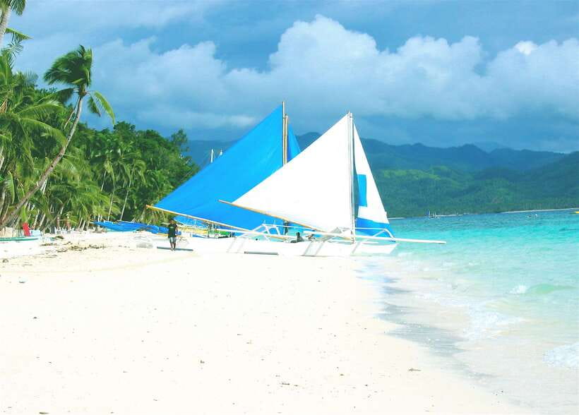 Boracay: Private Traditional Bamboo Boat Sailing Tour - Meeting near Astoria Station 1
