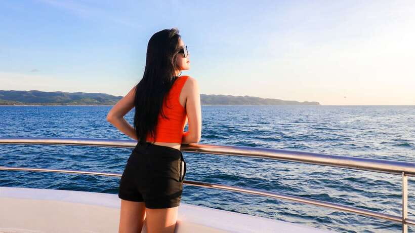 Boracay: Scenic Sunset Cruise with Live Music - Welcome drinks, fruit, and Filipino pica-pica
