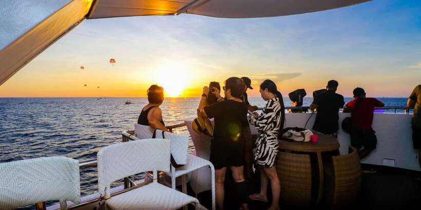 Boracay: Scenic Sunset Cruise with Live Music - Live performers, DJ music, and the party mood