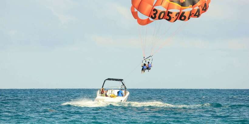 Boracay: Solo or Tandem Parasailing Experience - Who will enjoy this most?