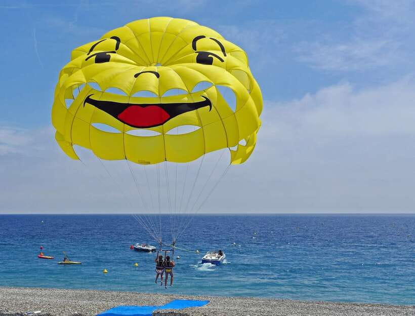 Boracay: Solo or Tandem Parasailing Experience - The landing and boat ride back