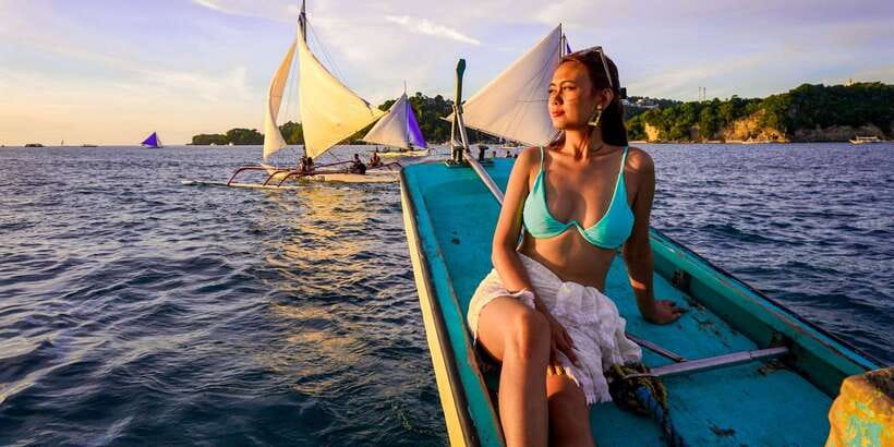 Boracay: Sunset Cruise with Water Activities - Sailing back as the island lights up