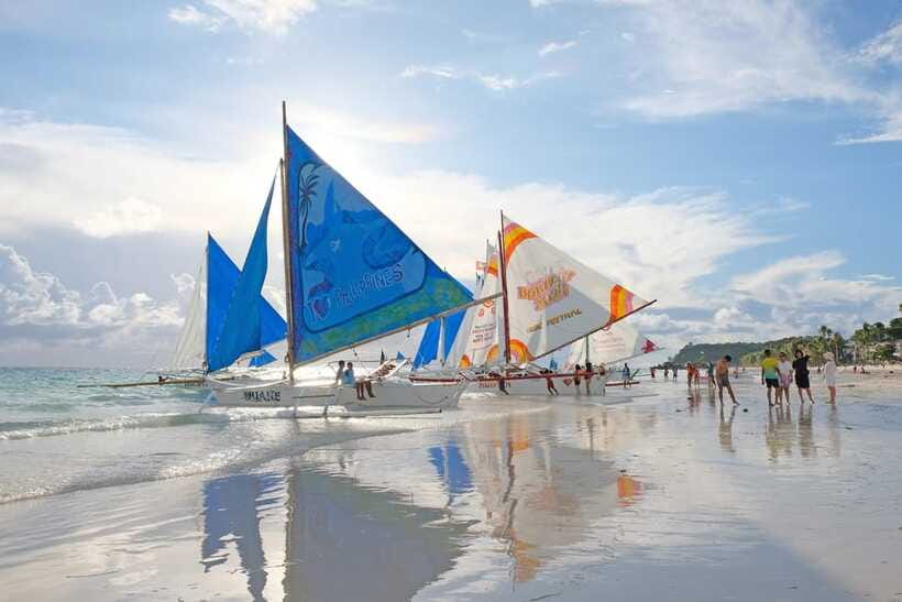 Boracay: Sunset Paraw Sailing Trip - The Seating Question for Couples