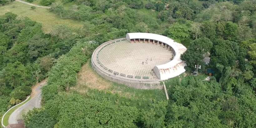 Cebu: Private Panoramic Tour with Dinner - A roadside market with a local feel