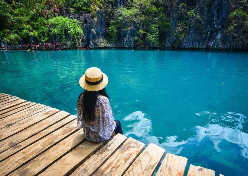 Coron: Barracuda Lake and Reef Garden Tour with Lunch - Walking through the rocks to Barracuda Lake
