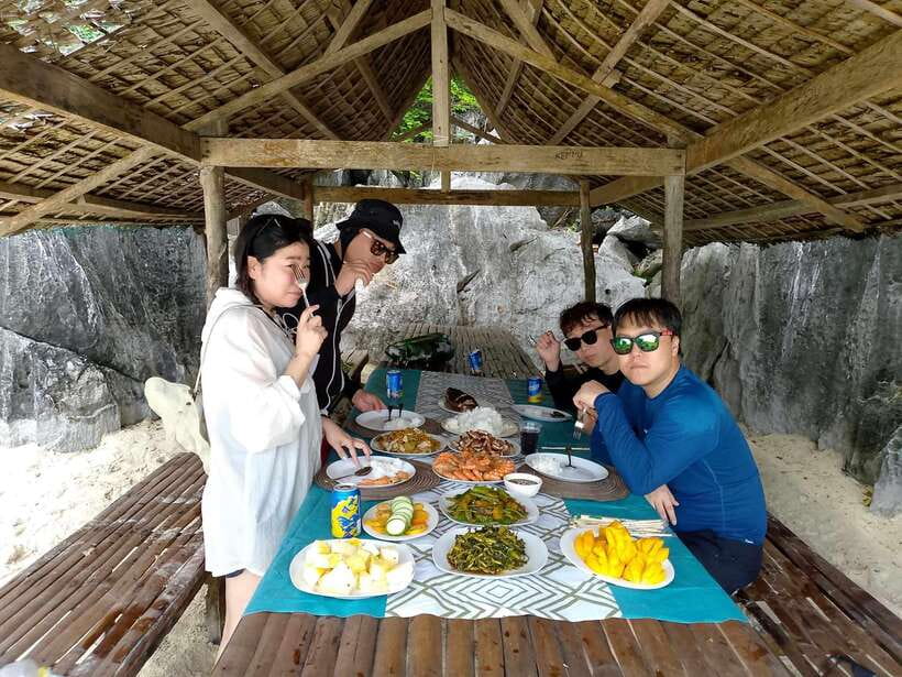 Coron/Palawan: Coron Super Ultimate Tour with Lunch - Kayaks and rental gear: spend carefully