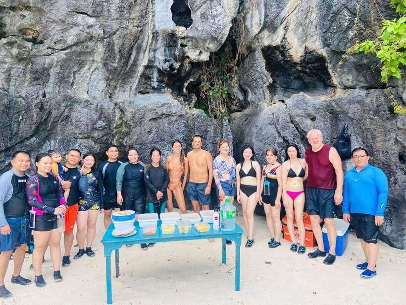 EL NIDO: Private Island Hopping Tour C w/BUFFET LUNCH - Helicopter Island starts the day with coral and cliffs