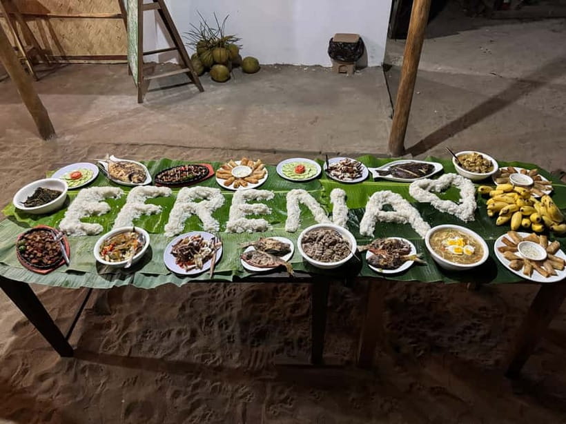 El Nido, Sibaltan: Family Dinner, Bonfire and Karaoke - The boodle fight dinner at 7:00 PM