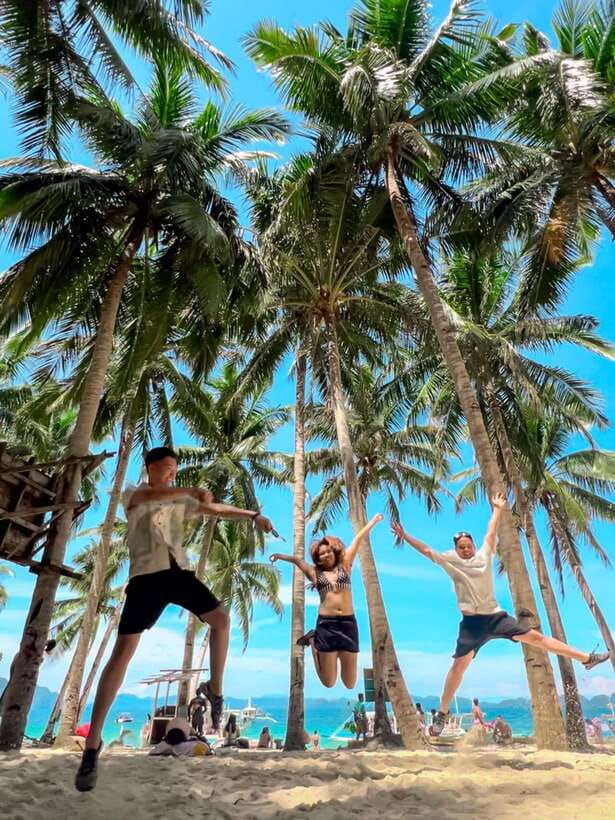 El Nido: Snake Island and Cave Tour with Island Lunch - Starting at Jarace Grill or Marber’s