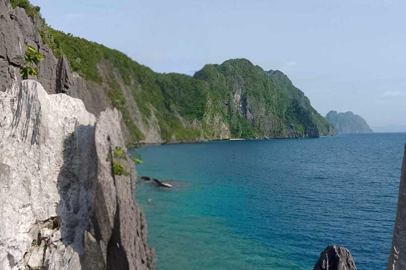 El Nido: Tour C to Hidden Beach, Helicopter Island & More - Cruising through Matinloc Straight