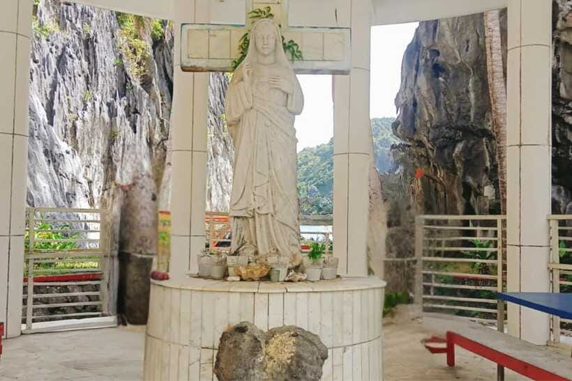 El Nido: Tour C to Hidden Beach, Helicopter Island & More - Matinloc Shrine and the extra entrance fee