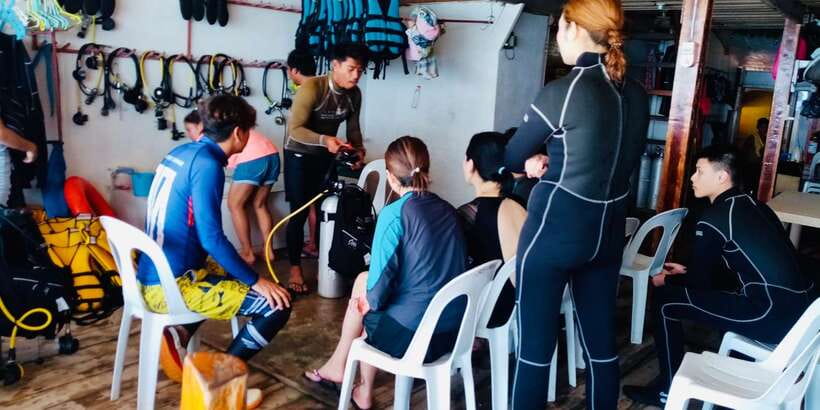 From Cebu City: Scuba Diving with Whale Sharks Trip in Oslob - The practical advantage over surface swimming