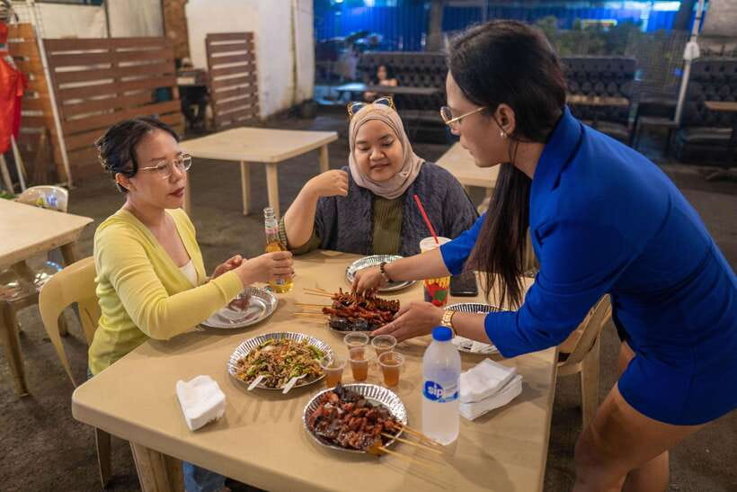 Makati: Street Food Experience with a Local Guide - A local beer with dinner