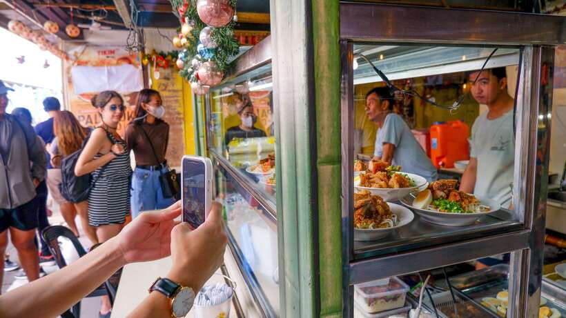 Manila: Sightseeing and Food Walking Tour with Tastings - What the guides add to a busy day