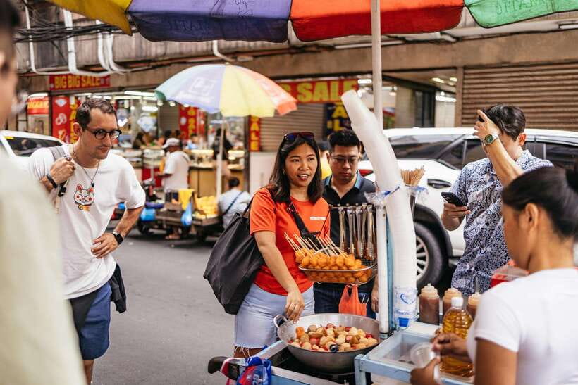 Manila: Street Food and Drinks Walking Tour with Tastings - The first bites: sweet, fried, and familiar