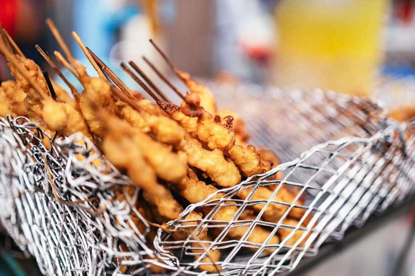 Manila: Street Food and Drinks Walking Tour with Tastings - What the neighborhoods add to the food