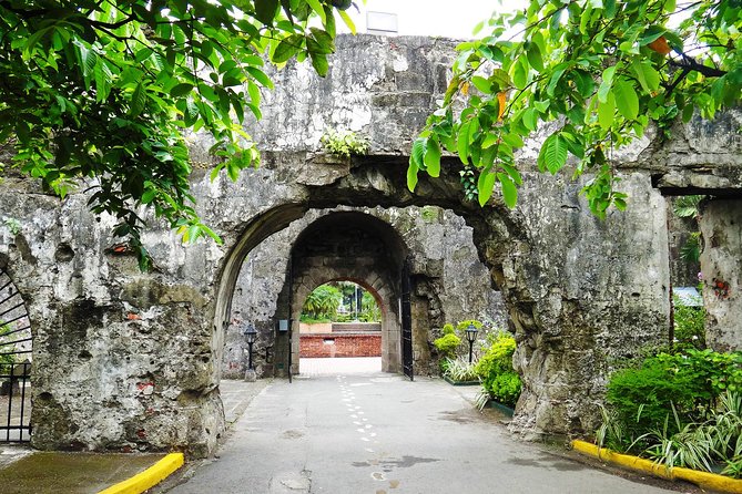 Manila Super Saver: Manila Sightseeing plus Tagaytay Tour with Taal Volcano - Filipino lunch with a possible surprise