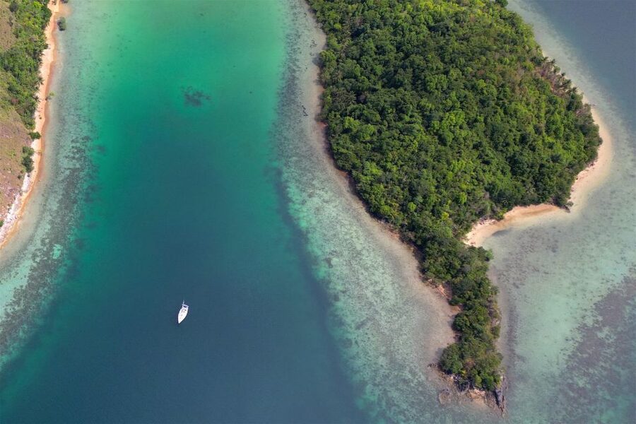 Palawan: Private Sailing Yacht Cruise in El Nido - Malpacao Island: beach time and snorkeling