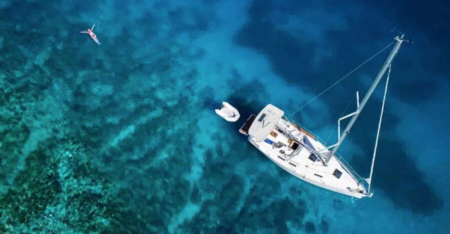 Palawan: Private Sailing Yacht Cruise in El Nido - Sailing across sheltered Bacuit Bay