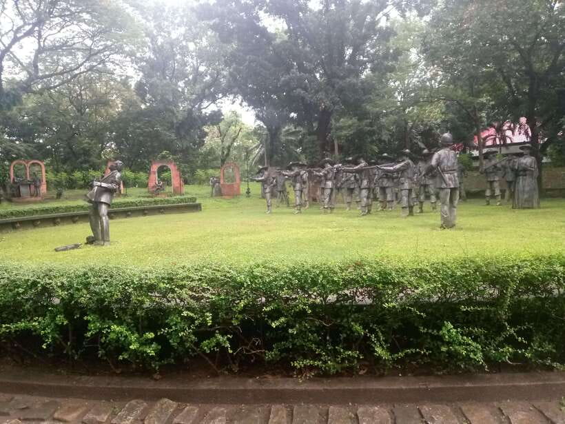 Revolutionary Tour of Manila - General Luna Street brings the war story outdoors