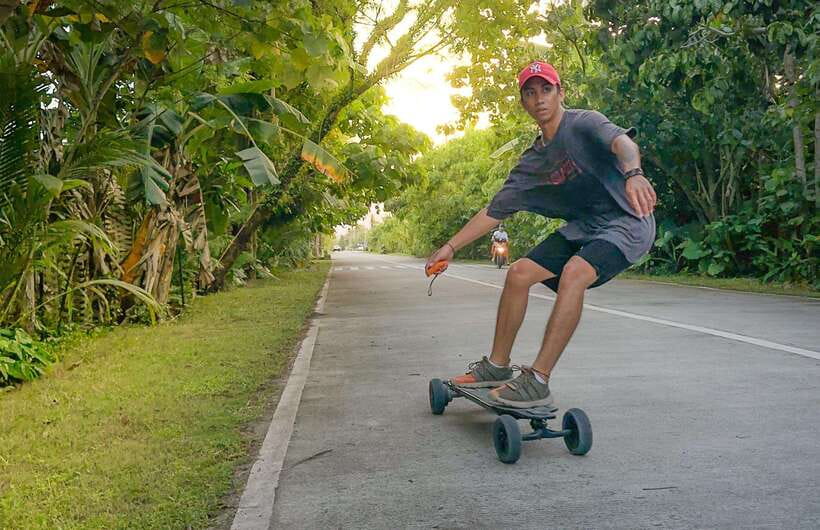 Siargao : Sunset 2 Hours Guided Electric Skate Experience - The first 10 minutes: learning the hand remote