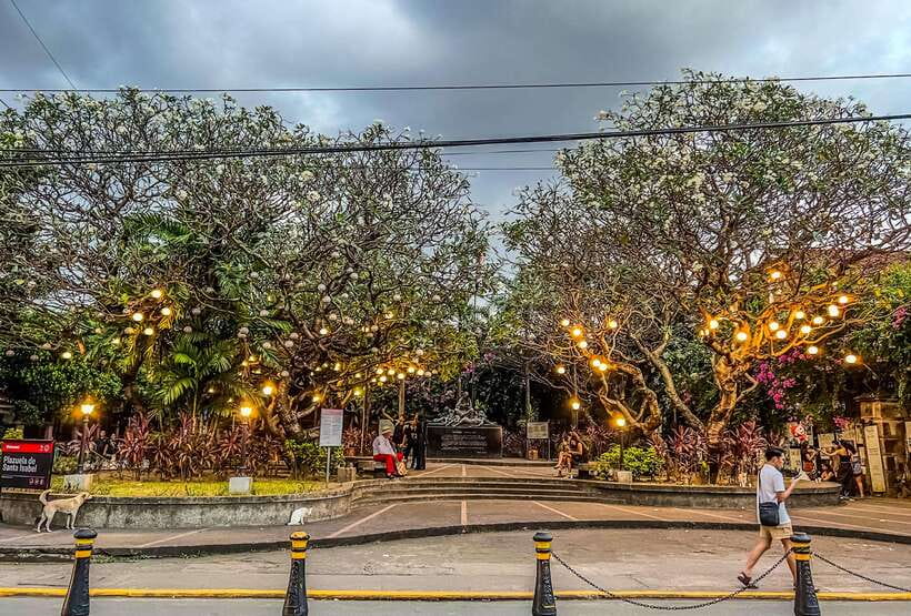 Solo Traveler Friendly Manila Walk w/ Mobile Photography - Fort Santiago and the outdoor history of Manila