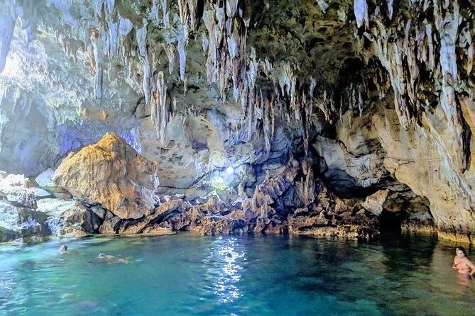 The tour of the must-see sites of Bohol - Hinagdanan Cave and its natural pool